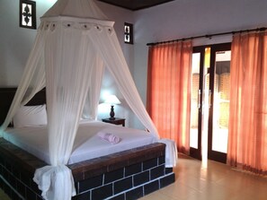 Habitación superior | Escritorio, camas extra, wifi gratis y ropa de cama