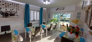 Dinner served, Italian cuisine - Villa La Lanterna (Pietra Ligure)