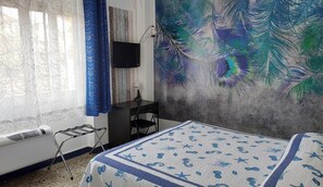 Classic Room, 1 Queen Bed, Private Bathroom | Individually furnished, desk, blackout drapes, free WiFi - Villa La Lanterna (Pietra Ligure)