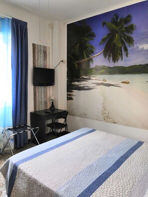 Muebles diferentes, escritorio, cortinas blackout y wifi gratis 