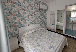 Individually furnished, desk, blackout drapes, free WiFi - Villa La Lanterna (Pietra Ligure)