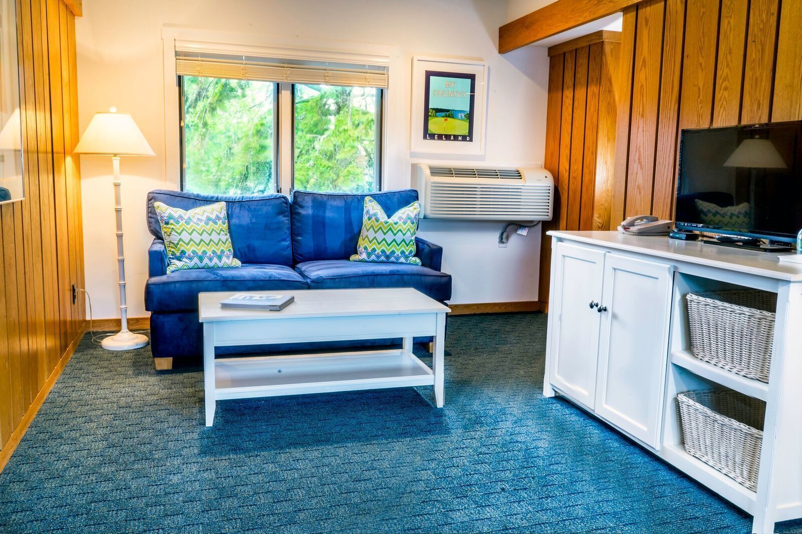 junior suite, courtyard view | living area