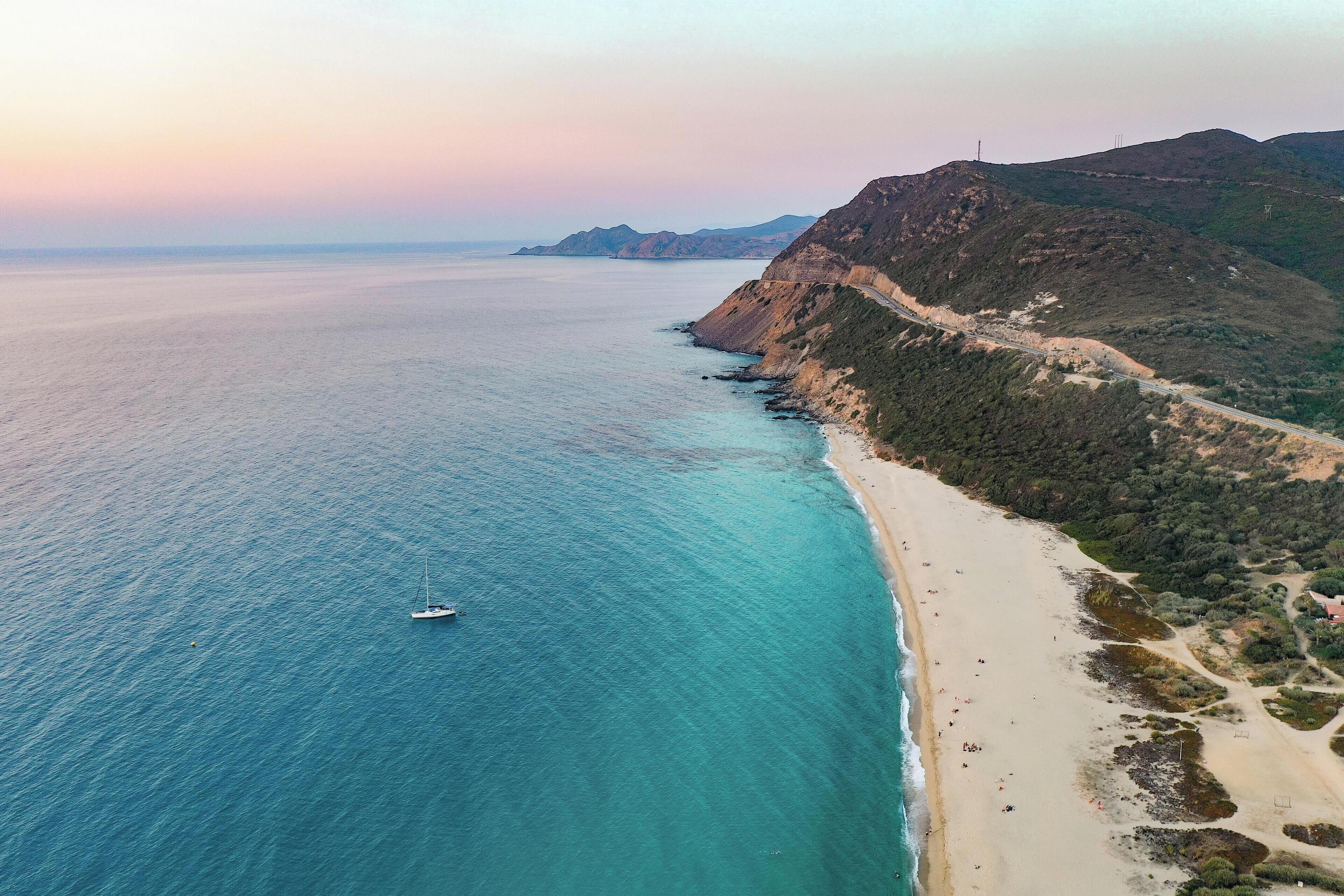 على الشاطئ، رمال بيضاء، كرة طائرة على الشاطئ