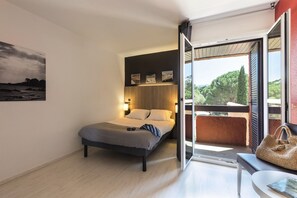 Safe på rommet, strykejern/-brett og barnesenger (inkludert)