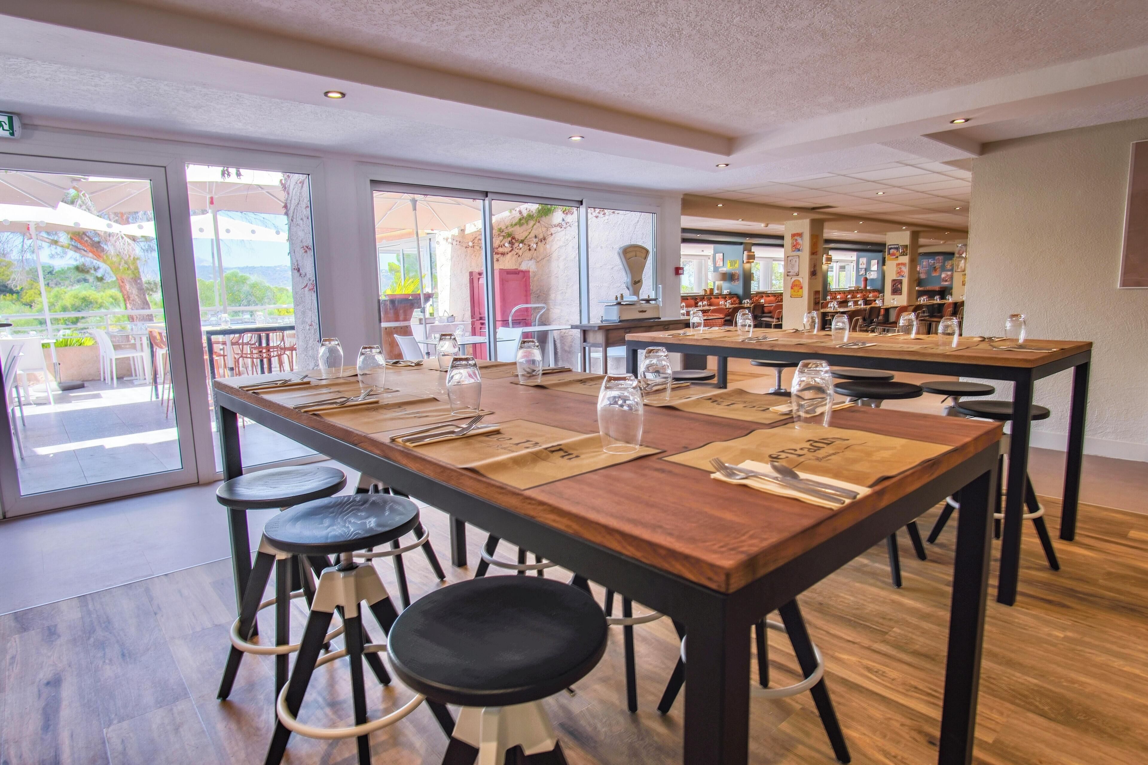 حيث تُقدم وجبات الإفطار، الغداء، العشاء، الأطباق العالمية