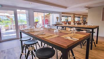 Breakfast, lunch, dinner served; international cuisine