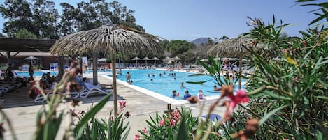 Una piscina al aire libre de temporada