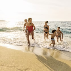 Accommodatie ligt op het strand, wit zand, beachvolleybal