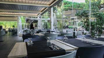 حيث تُقدم وجبات الإفطار، الغداء، العشاء، تناول الطعام في الهواء الطلق