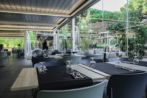 Breakfast, lunch, dinner served; al fresco dining