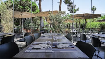 Serveert ontbijt, lunch, diner, openlucht dineren