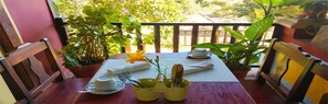 Daily continental breakfast (EUR 12.00 per person)