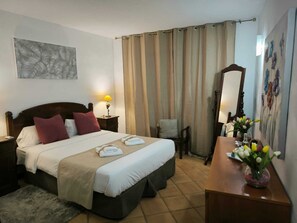 Ropa de cama de alta calidad, cubrecamas y minibar 