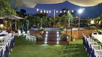 Utendørsbasseng og solsenger