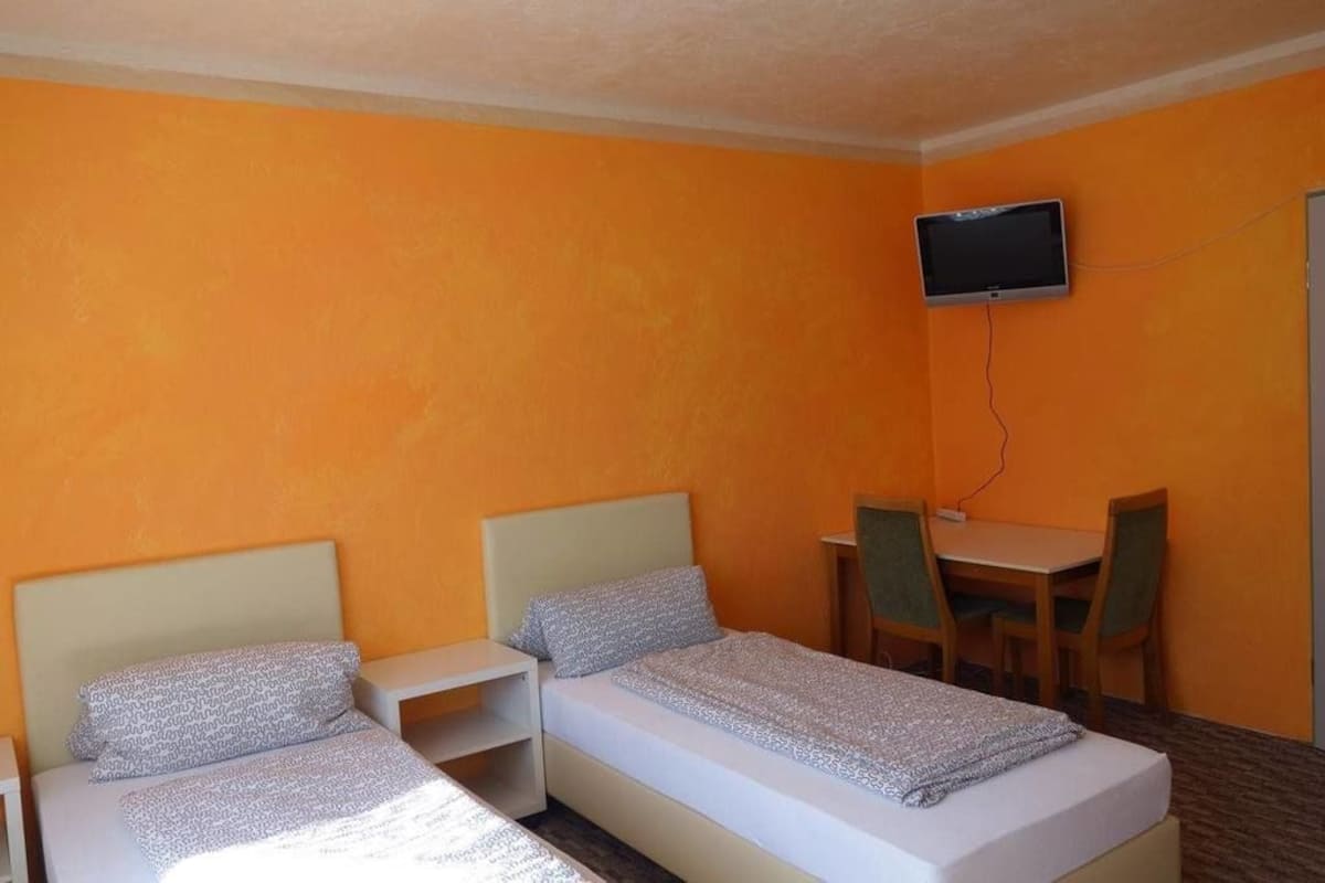 Habitación cuádruple, baño compartido | Escritorio, insonorización, wifi gratis y ropa de cama