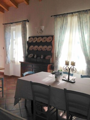 Apartment, 3 Schlafzimmer, Seeblick | Essbereich im Zimmer