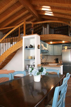 Apartment, 3 Bedrooms, Lake View | In-room dining