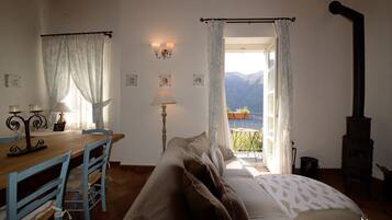 Apartment, 3 Schlafzimmer, Seeblick | Wohnbereich | Flachbildfernseher, Pay-TV
