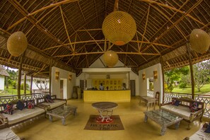 Lobby sitting area - HillPark Amare Resort (Tiwi)