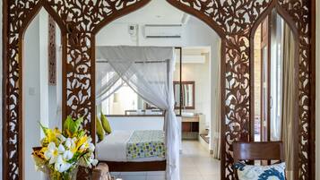 Häämatkasviitti | Ylelliset vuodevaatteet, tallelokero huoneessa, työpöytä, äänieristys