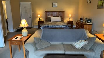 Cloudspin | 1 bedroom, laptop workspace, iron/ironing board, free WiFi