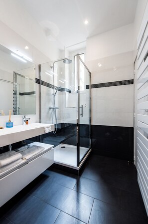 Suite familiale | Salle de bain | Baignoire et douche séparées, articles de toilette (gratuits)