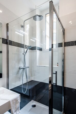 Familie suite | Badkamer | Een aparte badkuip en douche, gratis toiletartikelen, een haardroger