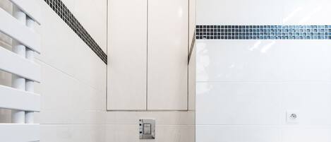 Une salle de bain moderne avec des toilettes, un lavabo et un miroir.