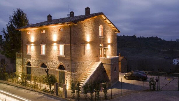 A stone building with multiple windows and a staircase leading to the entrance. - L'Albero di Gameli (Chiusi)