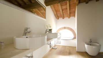 Suite | Bagno | Doccia, bidet, asciugamani