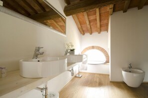 Suite | Baño | Regadera y toallas