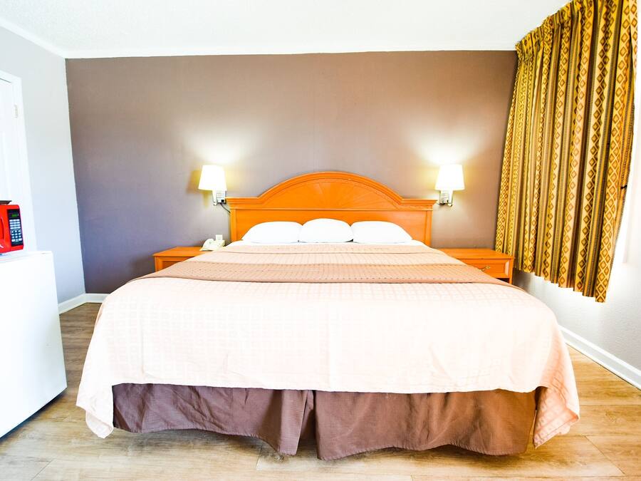 Tabla de planchar con plancha, wifi gratis y ropa de cama