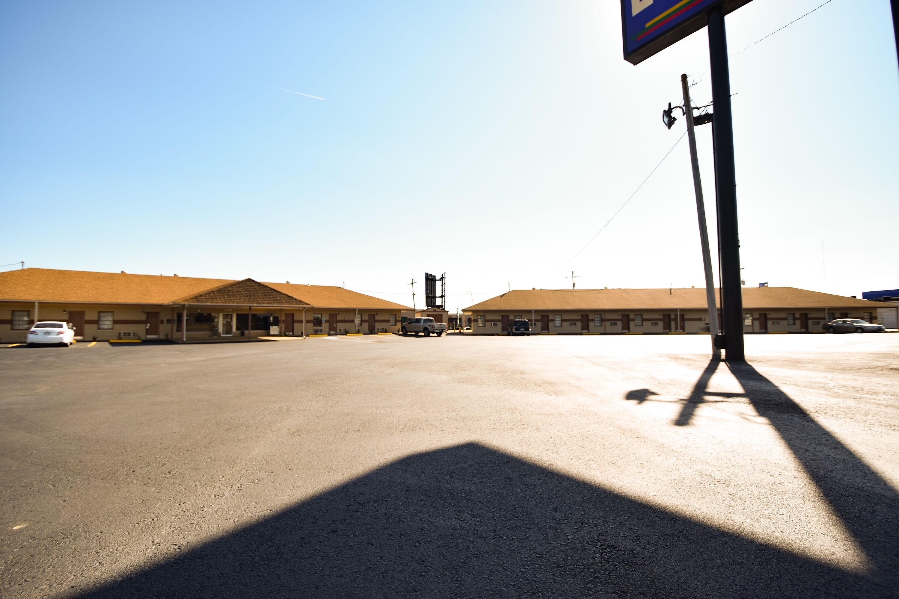 Ein Parkplatz mit einem Motel im Hintergrund.