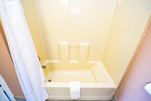 Kostenlose Toilettenartikel, Handtücher