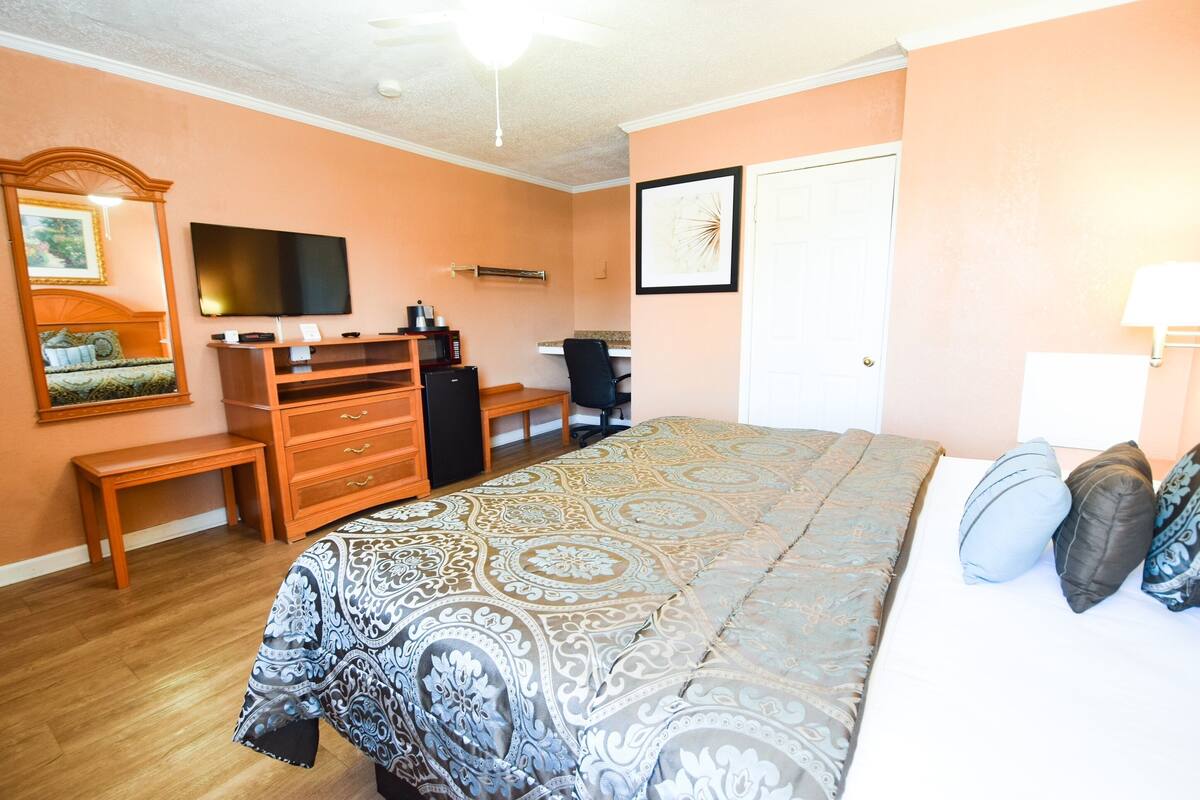 Standardzimmer, 1 King-Bett | Bügeleisen/Bügelbrett, kostenloses WLAN, Bettwäsche