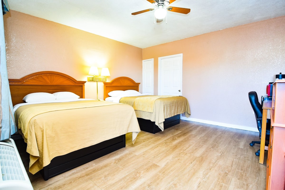 Tabla de planchar con plancha, wifi gratis y ropa de cama