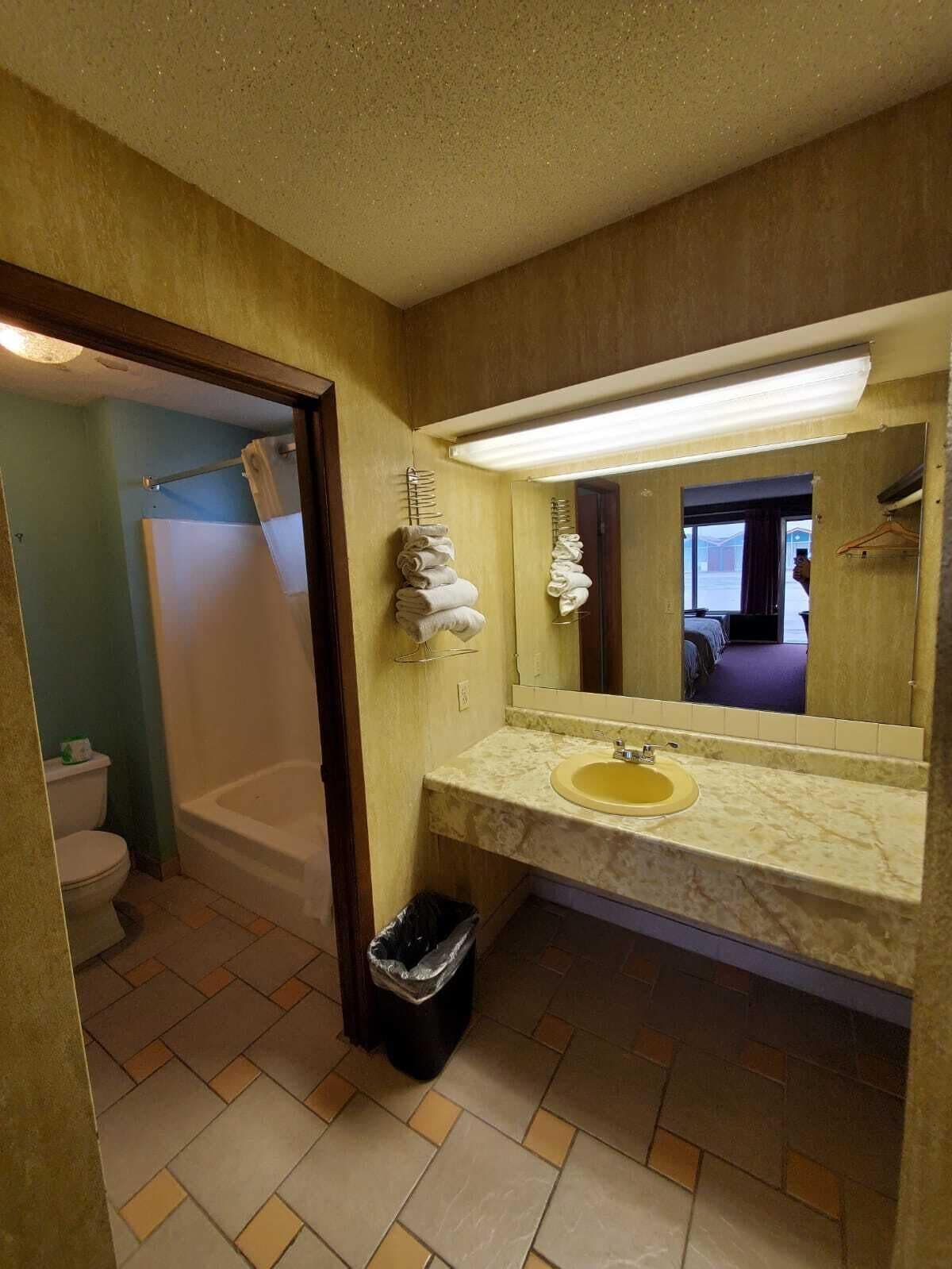 Standard Room, 2 Double Beds | Bathroom | Combined shower/bathtub, towels