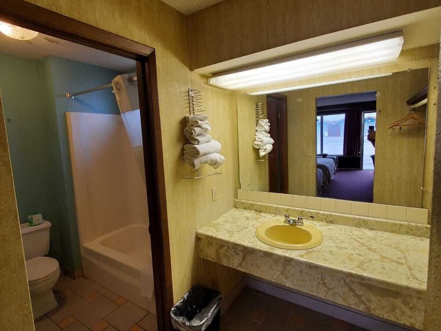 Standard Room, 2 Double Beds | Bathroom | Combined shower/tub, towels