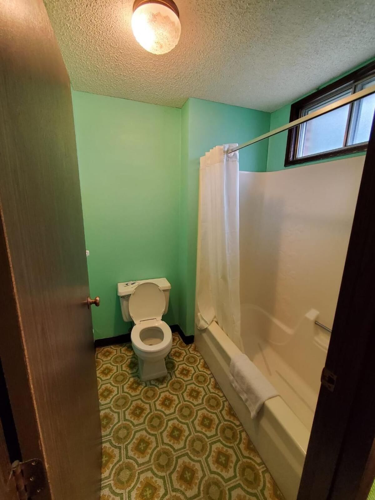 Combined shower/tub, towels