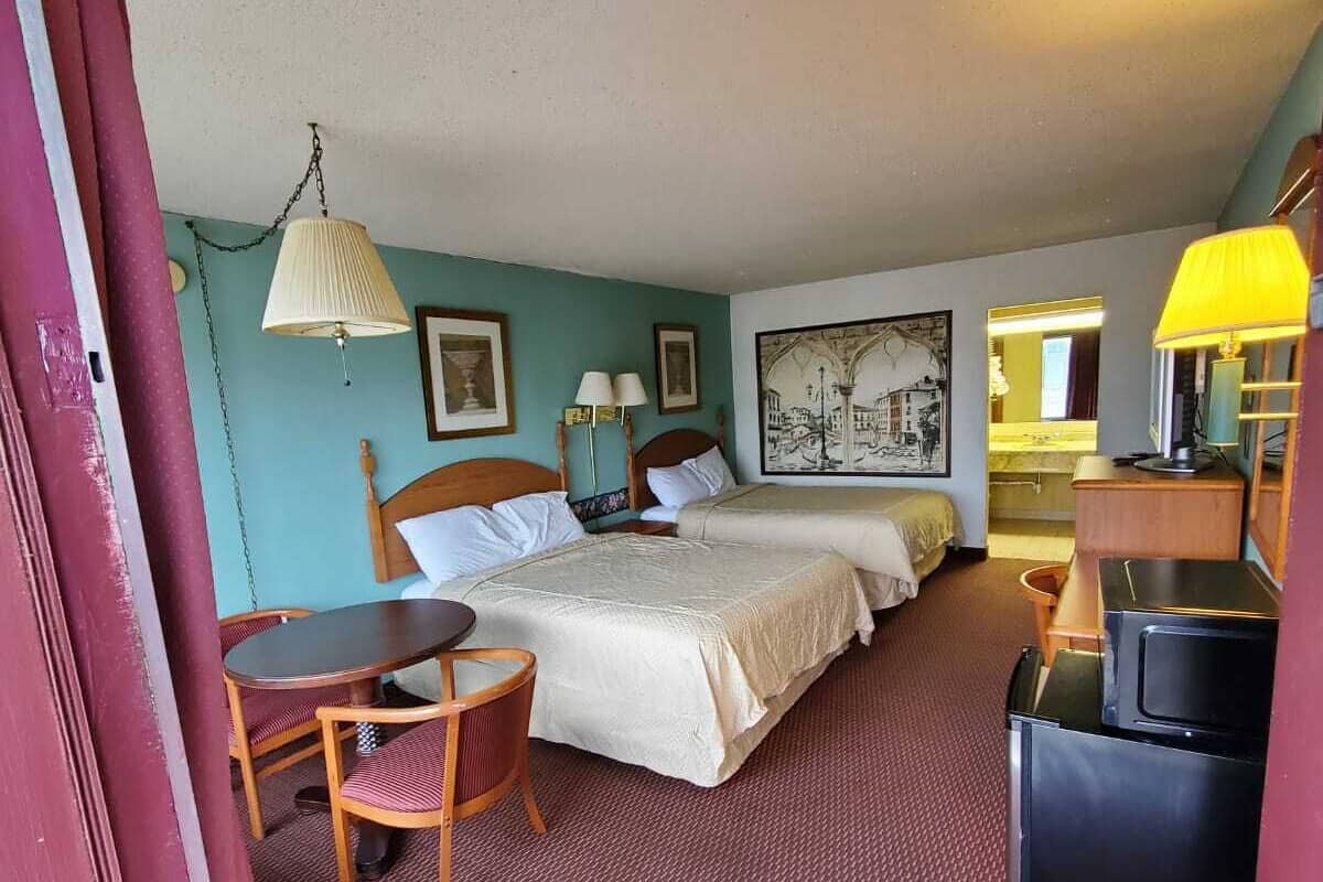 Habitación estándar, 2 camas matrimoniales | Escritorio, wifi gratis y ropa de cama