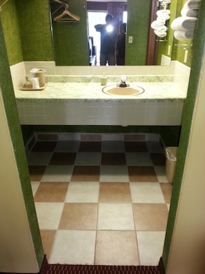 Combined shower/bathtub, towels