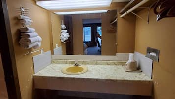 Standardzimmer, 1 King-Bett | Badezimmer | Duschwanne, Handtücher