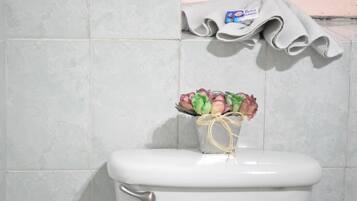 Shower, rainfall showerhead, free toiletries, towels