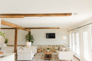 Romantic Double Room, Ensuite, Garden View (Private) | Lounge - Country View PA Bed & Breakfast (Gap)