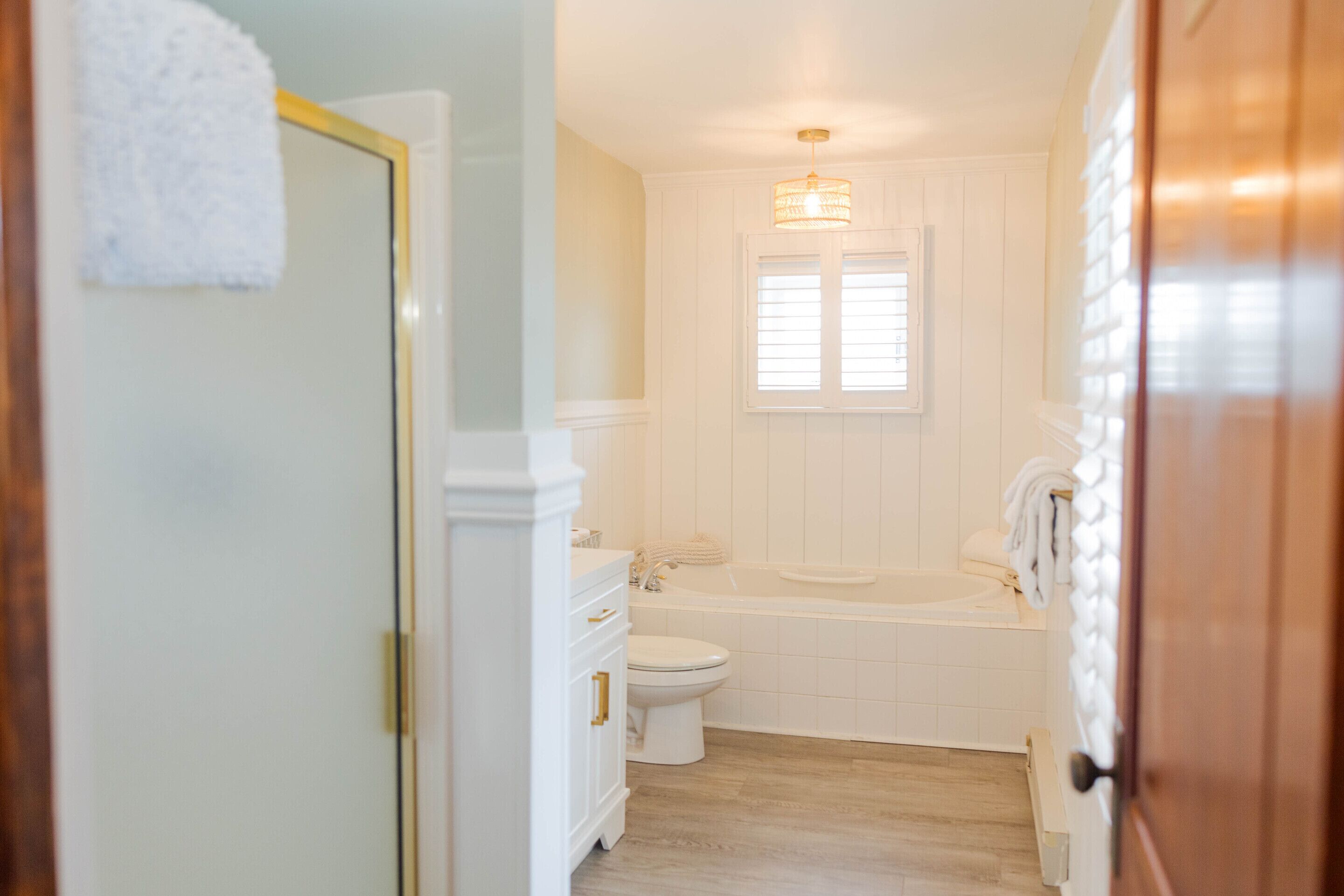 Een badkamer met toilet, wastafel en bad.