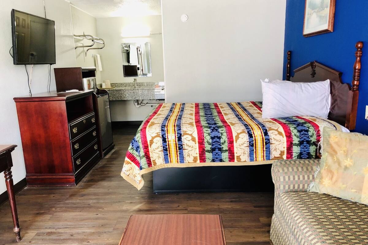 WiFi (free), bed sheets