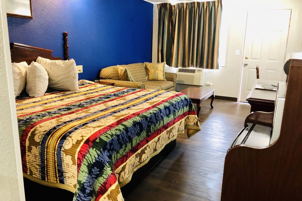 Classic Room, 1 King Bed, Non Smoking | WiFi (free), bed sheets