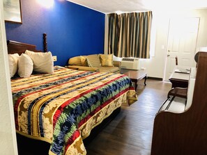 Classic Room, 1 King Bed, Non Smoking | Free WiFi, bed sheets - Linwood Motel (Paragould)