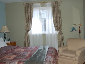 Chambre, 1 grand lit, salle de bains privée (Ensuite) | Fer et planche à repasser, Wi-Fi gratuit