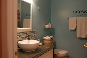 Chambre, 1 grand lit, salle de bains privée (Not Ensuite) | Salle de bain | Articles de toilette gratuits, peignoirs, chaussons, serviettes fournies